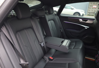 Подержанный автомобиль Audi A7 2022 года (13 фото)