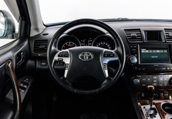 Подержанный автомобиль Toyota Highlander 2012 года (11 фото)