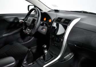 Подержанный автомобиль Toyota Corolla Sedan 2012 года (13 фото)