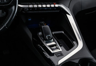 Подержанный автомобиль Peugeot 3008 2017 года (13 фото)