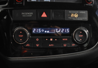 Подержанный автомобиль Mitsubishi Outlander 2017 года (15 фото)