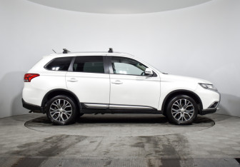 Подержанный автомобиль Mitsubishi Outlander 2016 года (4 фото)
