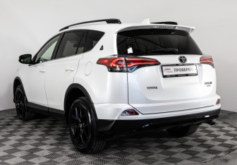Подержанный автомобиль Toyota RAV4 2018 года (7 фото)