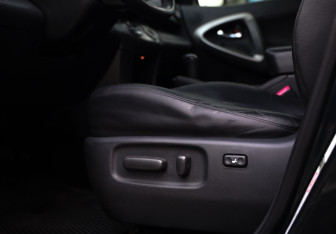 Подержанный автомобиль Toyota RAV4 2012 года (25 фото)