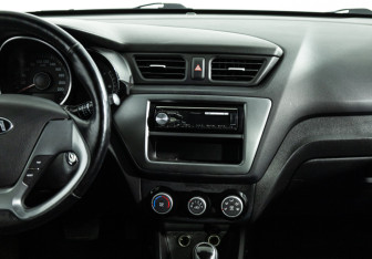 Подержанный автомобиль Kia Rio Hatchback 2015 года (14 фото)