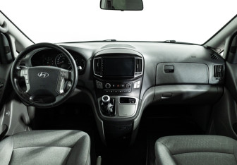 Подержанный автомобиль Hyundai H-1 2021 года (13 фото)