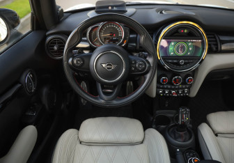 Подержанный автомобиль MINI Hatch 2020 года (14 фото)