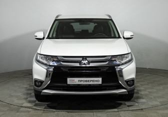 Подержанный автомобиль Mitsubishi Outlander 2017 года (2 фото)