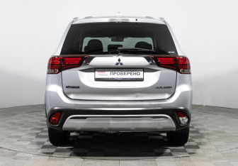 Подержанный автомобиль Mitsubishi Outlander 2019 года (6 фото)
