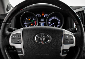 Подержанный автомобиль Toyota Land Cruiser Suv 2012 года (18 фото)