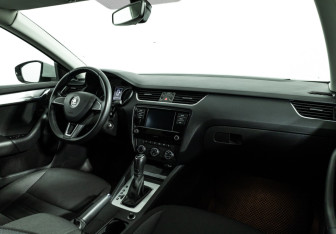 Подержанный автомобиль Skoda Octavia Liftback 2020 года (9 фото)