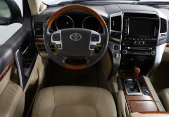 Подержанный автомобиль Toyota Land Cruiser Suv 2013 года (10 фото)