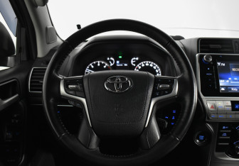 Подержанный автомобиль Toyota Land Cruiser Prado 2018 года (20 фото)