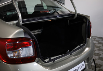 Подержанный автомобиль Renault Logan Sedan 2015 года (21 фото)