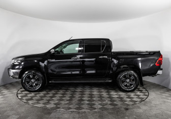 Подержанный автомобиль Toyota Hilux 2022 года (8 фото)