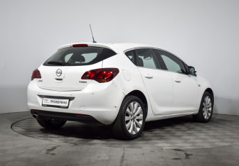 Подержанный автомобиль Opel Astra Hatchback 2011 года (5 фото)