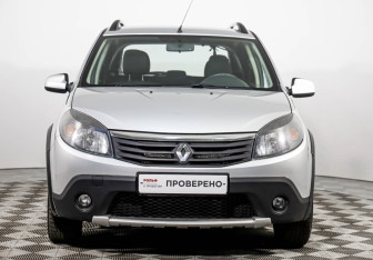 Подержанный автомобиль Renault Sandero 2014 года (2 фото)