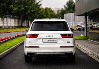 Подержанный автомобиль Audi Q7 2016 года (7 фото)