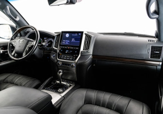 Подержанный автомобиль Toyota Land Cruiser Suv 2020 года (11 фото)