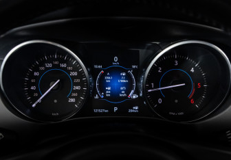 Подержанный автомобиль Jaguar F-Pace 2017 года (28 фото)