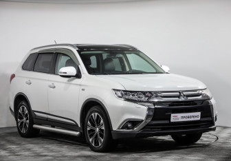 Подержанный автомобиль Mitsubishi Outlander 2016 года (3 фото)