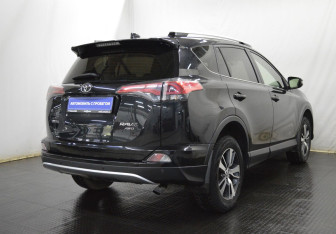 Подержанный автомобиль Toyota RAV4 2016 года (5 фото)