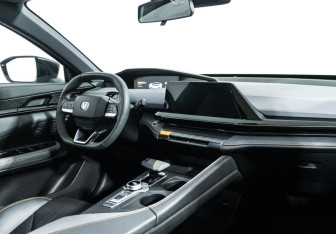 Подержанный автомобиль Changan UNI-V 2023 года (9 фото)