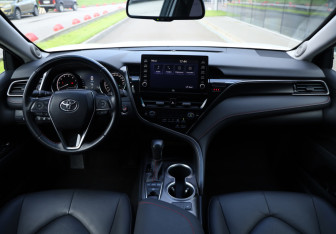 Подержанный автомобиль Toyota Camry Sedan 2021 года (14 фото)