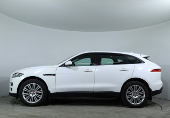 Подержанный автомобиль Jaguar F-Pace 2016 года (9 фото)