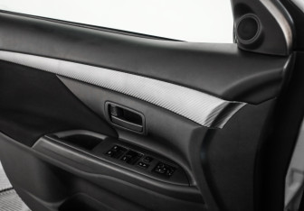 Подержанный автомобиль Mitsubishi Outlander 2016 года (17 фото)