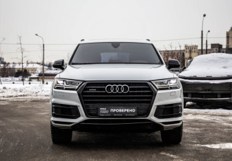 Подержанный автомобиль Audi Q7 2017 года (3 фото)