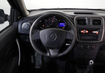 Подержанный автомобиль Renault Logan Sedan 2017 года (10 фото)