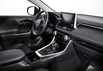 Подержанный автомобиль Toyota RAV4 2019 года (13 фото)