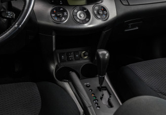 Подержанный автомобиль Toyota RAV4 2010 года (15 фото)