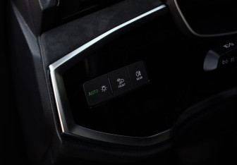 Подержанный автомобиль Audi Q3 2021 года (22 фото)