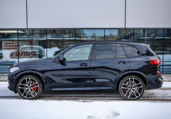 Подержанный автомобиль BMW X5 2021 года (10 фото)