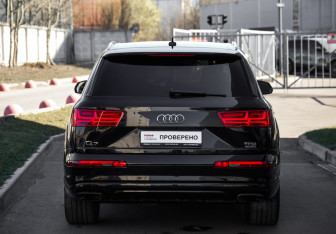 Подержанный автомобиль Audi Q7 2015 года (6 фото)