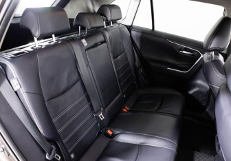 Подержанный автомобиль Toyota RAV4 2020 года (13 фото)