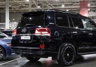 Подержанный автомобиль Toyota Land Cruiser Suv 2019 года (8 фото)