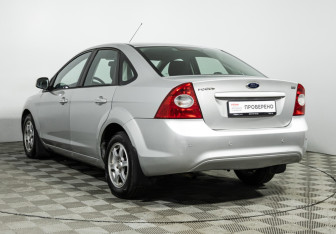 Подержанный автомобиль Ford Focus Sedan 2010 года (7 фото)