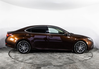 Подержанный автомобиль Lexus ES 2016 года (5 фото)