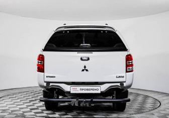 Подержанный автомобиль Mitsubishi L200 2015 года (6 фото)