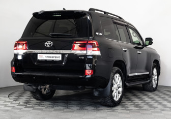 Подержанный автомобиль Toyota Land Cruiser Suv 2017 года (5 фото)