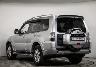 Подержанный автомобиль Mitsubishi Pajero 2011 года (7 фото)