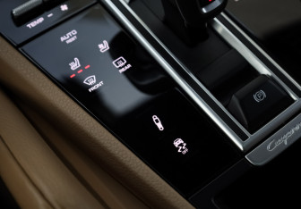 Подержанный автомобиль Porsche Cayenne 2018 года (26 фото)