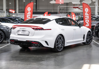 Подержанный автомобиль Kia Stinger 2023 года (8 фото)