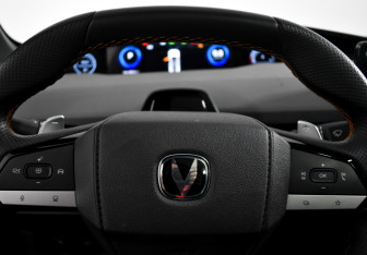 Подержанный автомобиль Changan UNI-V 2023 года (17 фото)