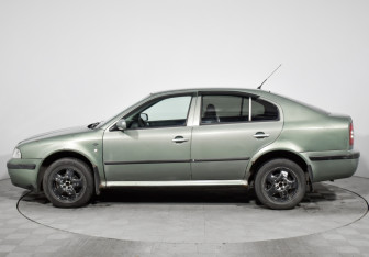 Подержанный автомобиль Skoda Octavia Liftback 2003 года (8 фото)