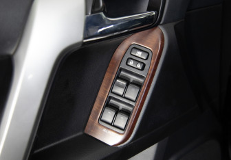 Подержанный автомобиль Toyota Land Cruiser Prado 2015 года (20 фото)