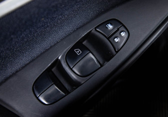 Подержанный автомобиль Nissan Tiida Hatchback 2015 года (14 фото)